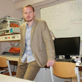 Mann vor Technik-Labor zeigt Dr. Dmitry Kachan von der Hochschule Anhalt
