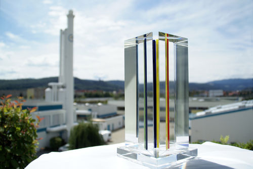 Trophäe aus Glas vor gewerblichem Hintergrund Wissenschaftspreis der Wernigeröder Stadtwerkestiftung